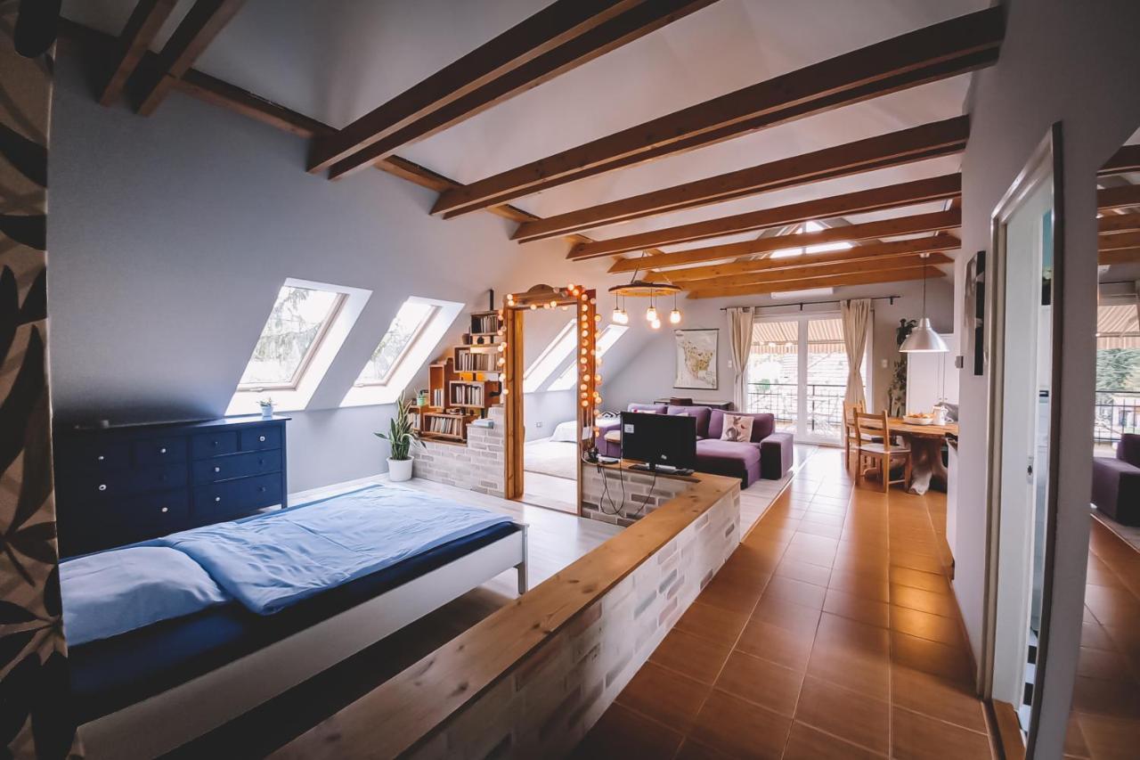 Pannónia Apartment God Bagian luar foto