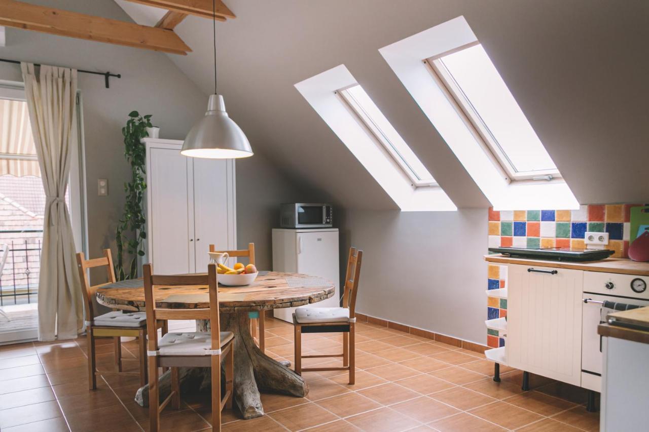 Pannónia Apartment God Bagian luar foto